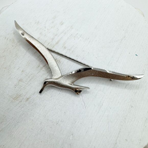 Vintage Silver Tone Flying Seagull Brooch Pin Coastal Beachy - Picture 1 of 6